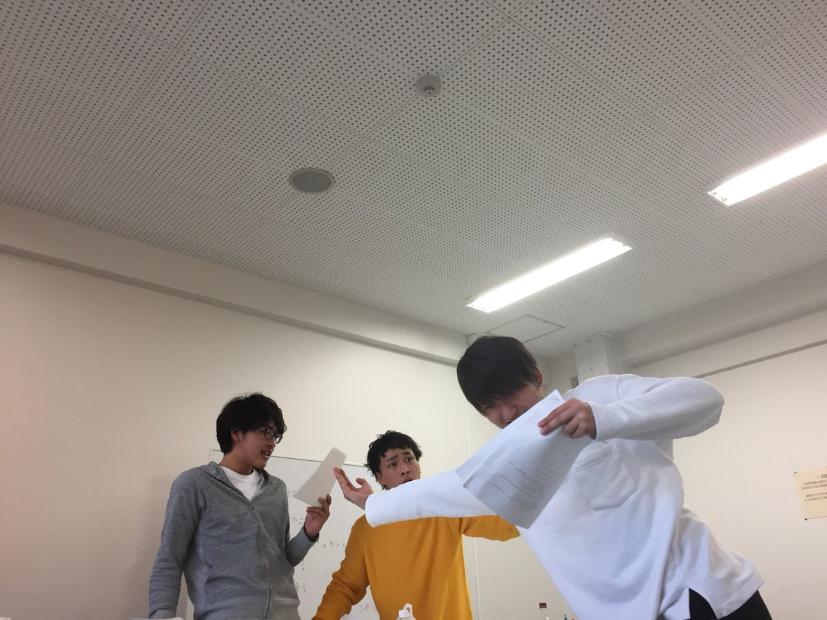 gekidanminami37's tweet image. 男しかいない稽古の様子です💪

公演まで残り三週間🔥
暗転なしの会話劇！まさに演劇、真骨頂
男どものボルテージはMAXです

本公演日時
3/23〜25
金)18:00
土)13:30/18:00
日)13:30/18:00

ご予約はこちらから！
stage.corich.jp/stage/89181/ti…