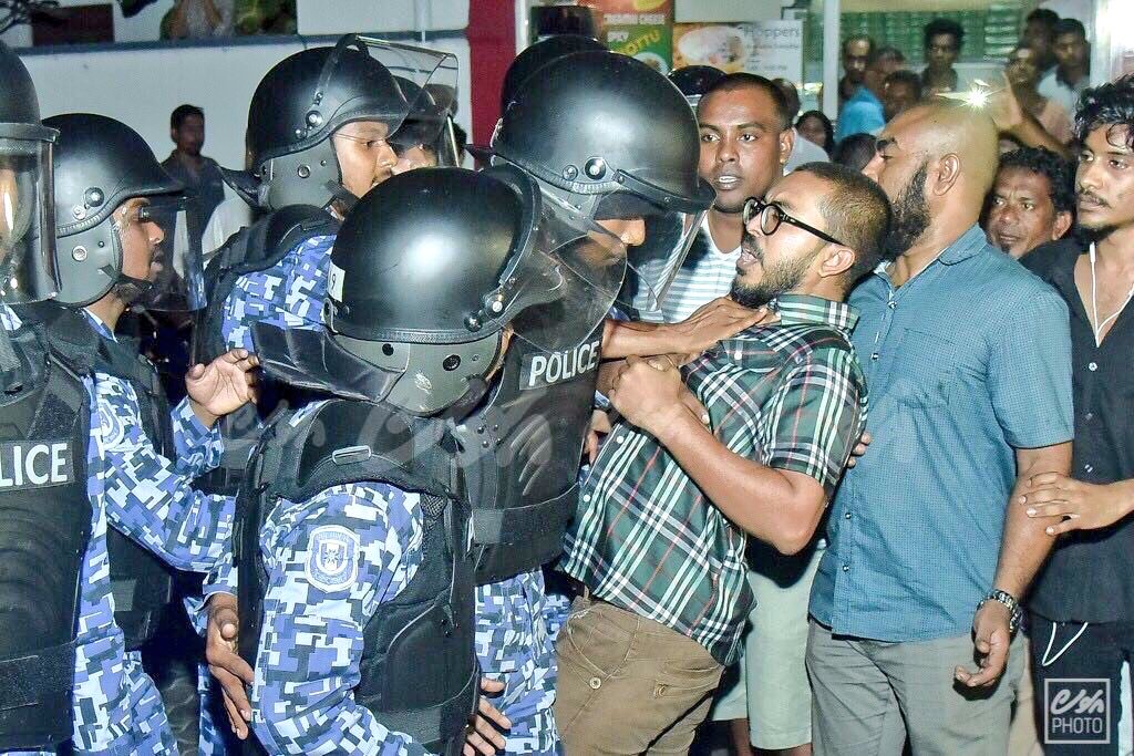 Abdulla84694933's tweet photo. @PoliceMv Good Example Of " Gaumee Kidhumal " https://t.co/67PPTlItAF