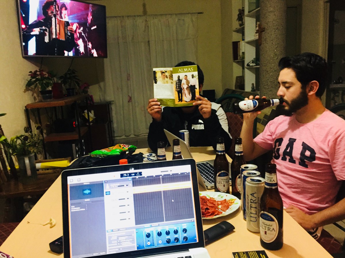 losfusiles's tweet photo. Como siempre, editando el podcast especial del fin de semana,
Ya es fin de semana, salucita mis fusiles.

Vamos a reventar a todos.

#SomosFusiles #NosQuedamosYNoNosVamos
#ClasicoNacional https://t.co/JskTcqMHi7