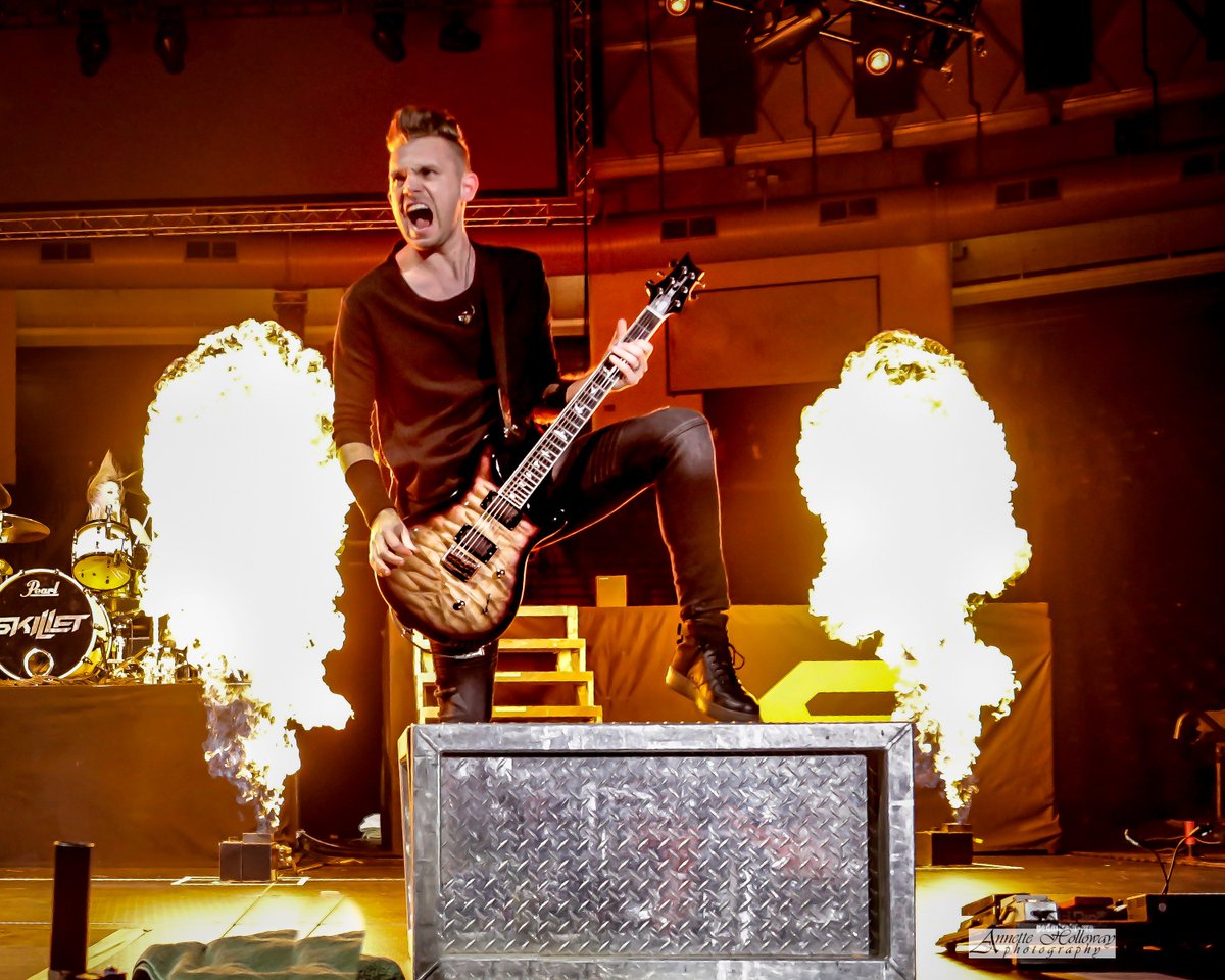 AnnetteHolloway's tweet photo. 🔥ALL PYRO DAY🔥 
#fbf @morrisonseth of @SKILLETmusic  
📸:@AnnetteHolloway   

#Skillet #AHSkillet #SkilletMusic #AHSkilletMusic  #SethMorrison #AHSethMorrison #guitar #prsguitars #pyro #panheads https://t.co/F78bupOvjV