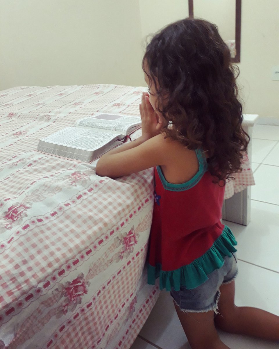 GlaucileneRibe2's tweet photo. Ensina a criança o caminho que deve andar e mesmo quando for velho, não se desviará dele" (Provérbios 22,6) #ôglória ##aleluia #minhapricesa👑 #orador #comigohoje #gratidão #abencoada . 🙌🙏📖🛐👧 #salmo91📖 https://t.co/QuFc9lmkpH