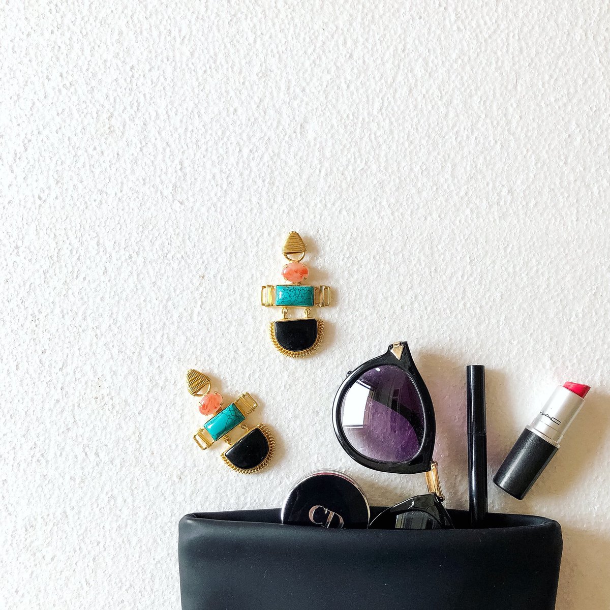 TalkToKarishma's tweet photo. Saturbae essentials 😎💄💍
Seeking #AlternativeEntertainment in the city. Anyone doing something fun and different this weekend? I wanna know! .

#Photography #Styling #Love #iLoveMyJob #Jewellery #Makeup #Fashion #Beauty #ChefsWithStyle #Flatlay #ShotOniPhone8Plus https://t.co/qWQI0LJaJA