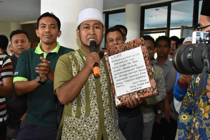 suaranw's tweet photo. Tangisan Pemuda Aceh Bertemu TGB. https://t.co/PV8ezOPgLa