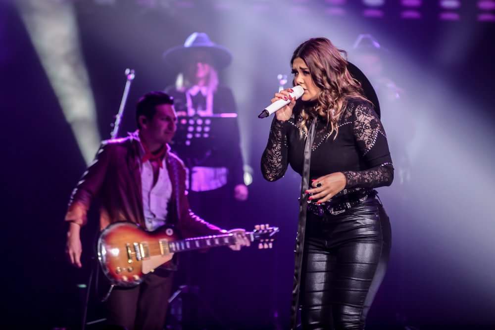 Yuridia_Fandom's tweet photo. Una gran noche para La Reina de la Balada @yuritaflowers que cautivó a su público de Guadalajara con su hermosa voz,  logrando un #SoldOut más para su #TourDesierto2018  👏👏👏#Bailarines #Músicos #PrimeraFila https://t.co/hJcOG1wyG6