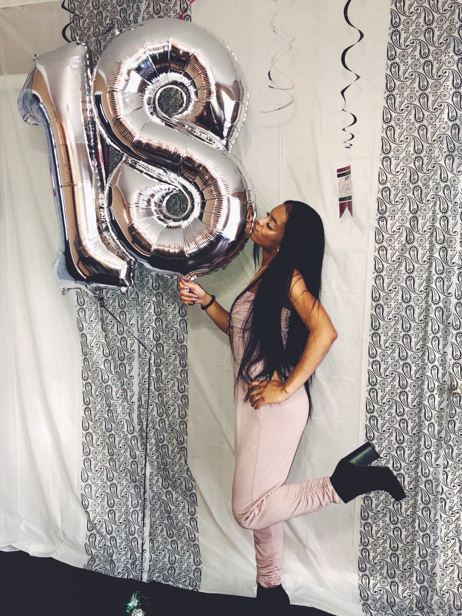 MariahRussell_'s tweet photo. Ya girl is finally legal ππ#O3O2 π https://t.co/aiMnjcpP3H
