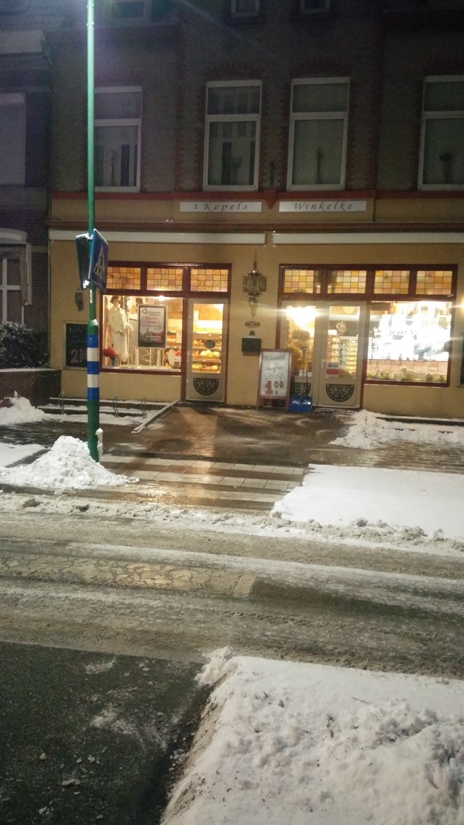 Zaterdagmorgen 6.15 uur, maar de toegang naar 't Kepels Winkelke is al sneeuwvrij. Klantvriendelijkheid staat bij ons hoog in het vaandel!