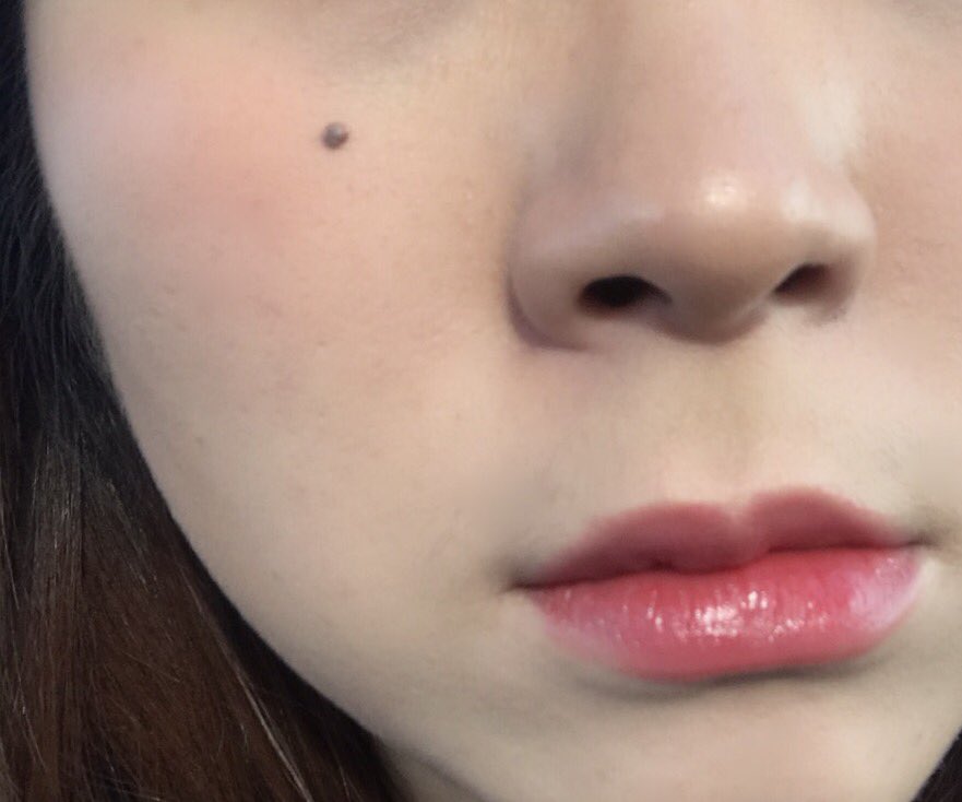 귀찮아서 가볍게 연하게 한 #멬오티디 아이라인 없이 갈색 쉐도우 암꺼나랑 아리따움 코랄톡스 펴발라줌 확실히 날이 따뜻해지니까 촉촉한 립...