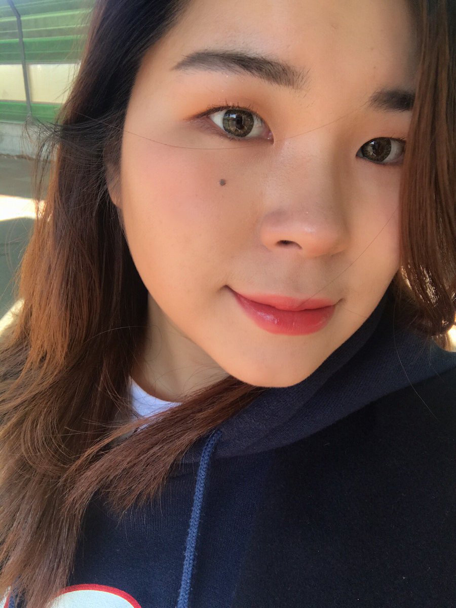 귀찮아서 가볍게 연하게 한 #멬오티디 아이라인 없이 갈색 쉐도우 암꺼나랑 아리따움 코랄톡스 펴발라줌 확실히 날이 따뜻해지니까 촉촉한 립...