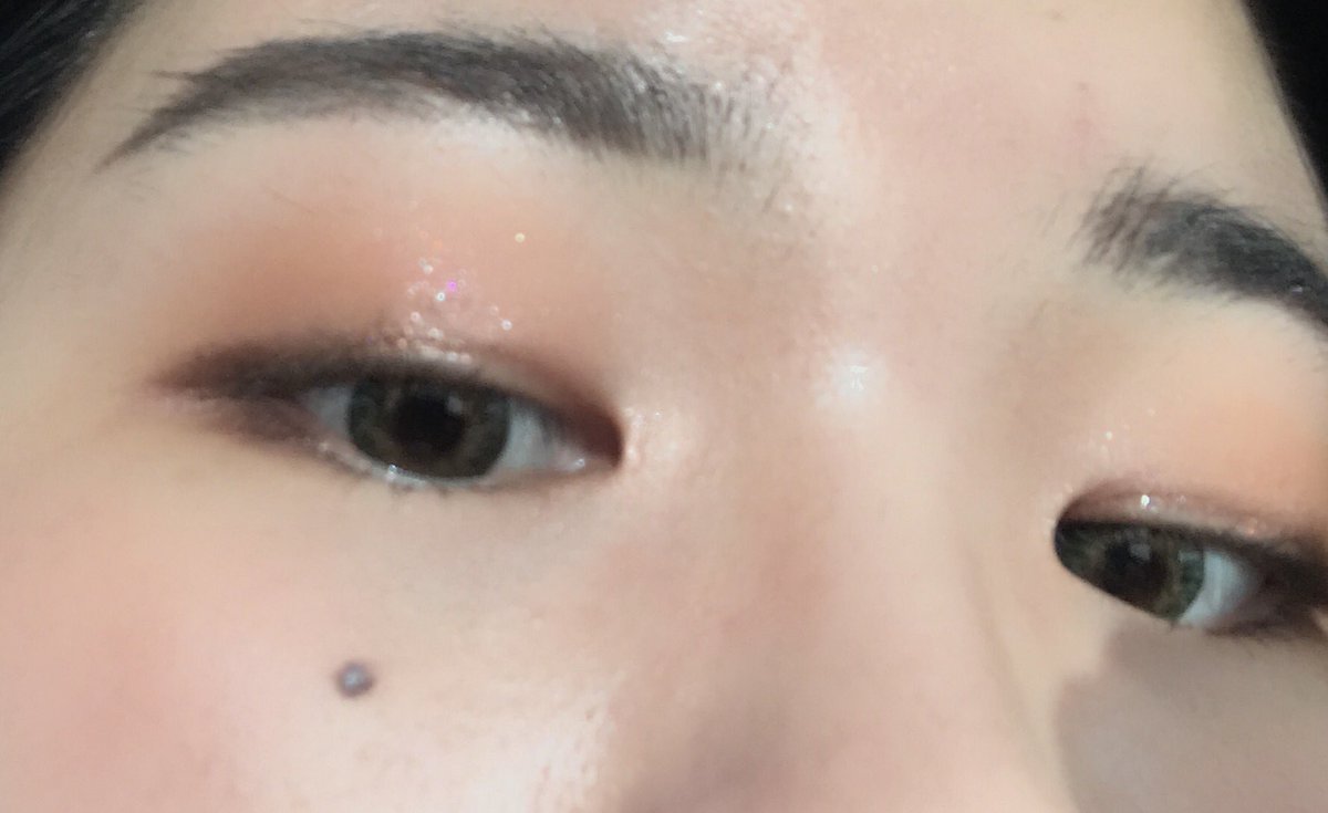 귀찮아서 가볍게 연하게 한 #멬오티디 아이라인 없이 갈색 쉐도우 암꺼나랑 아리따움 코랄톡스 펴발라줌 확실히 날이 따뜻해지니까 촉촉한 립...