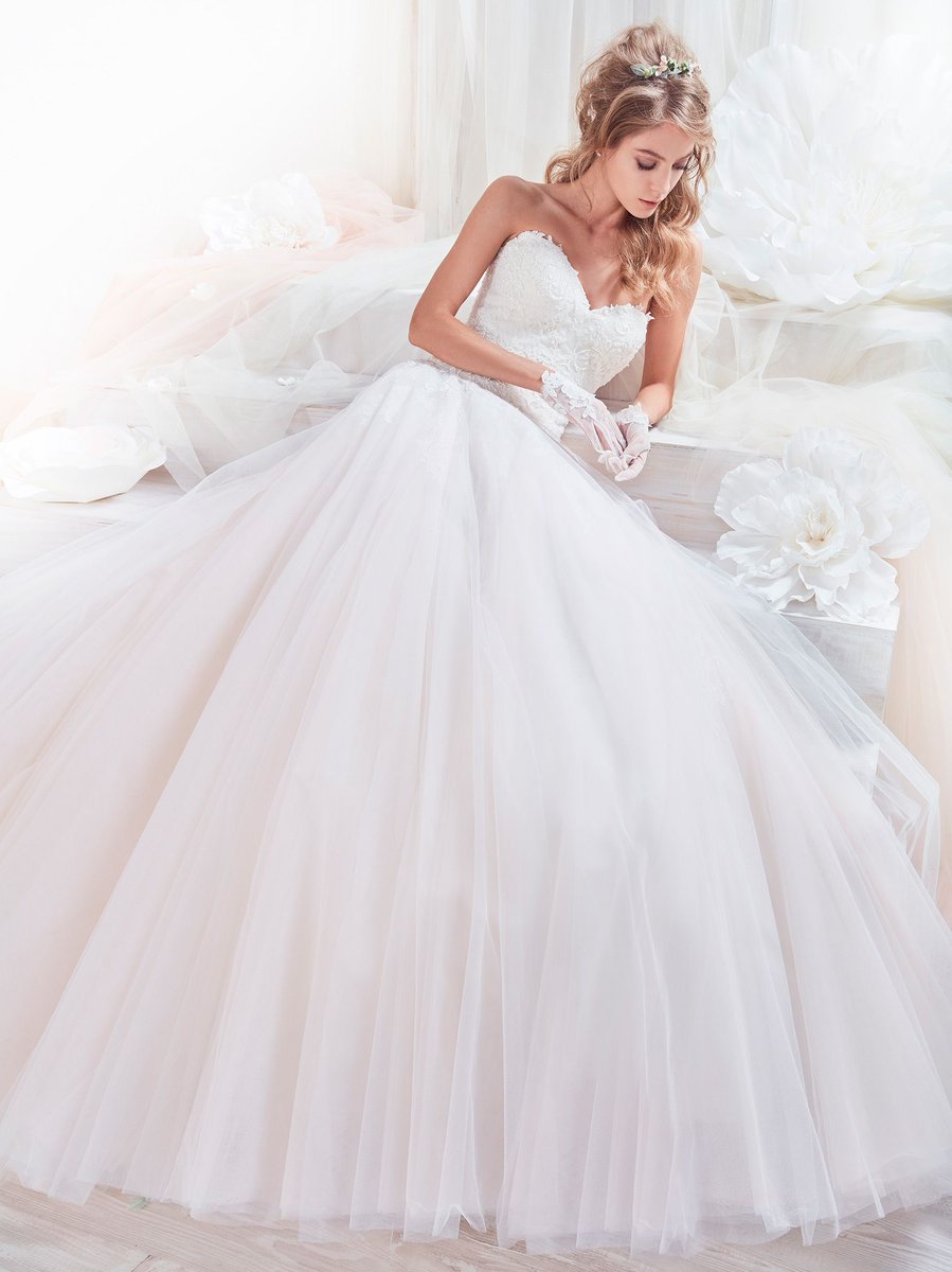 ... ABITI DA SPOSA ... 
l'abito da sposa perfetto 💝sognate già di provarlo?! chiamatemi al 3356976610
xx
EVA
#abitidasposa #colet2018 #nicolespose #bridetobe