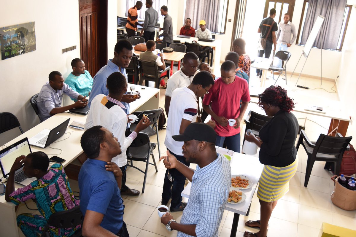 EtriLabsCotonou's tweet photo. Et c’est la pause-café! #Docker #DockerCotonou #EtriLabsSession https://t.co/cLXpzrQAXt
