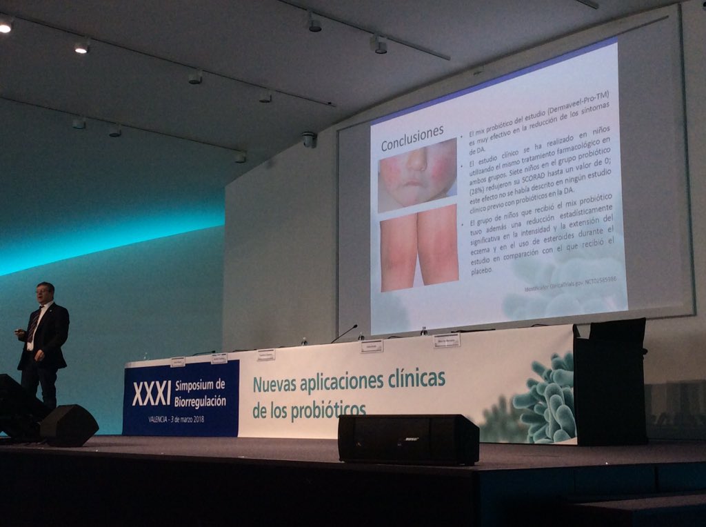 HeelSpain's tweet photo. El Dr. Navarro confirma que la respuesta a las 12 semanas de tratamiento es espectacular. El 28% de los pacientes con #DermatitisAtópica tratados en el grupo #probiótico reducen el índice #SCORAD a 0.  #HeelProbiotics #SimposiumHeelEspaña2018 https://t.co/TInIKPU9Os https://t.co/FEDJBCXB9Y
