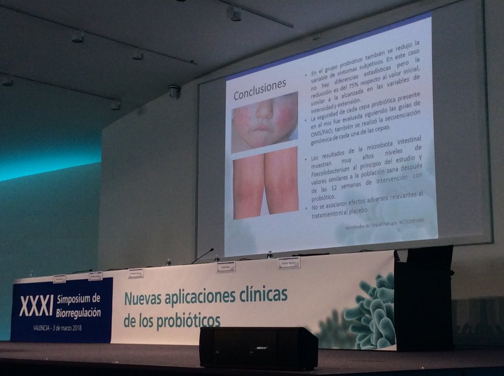 HeelSpain's tweet photo. El Dr. Navarro confirma que la respuesta a las 12 semanas de tratamiento es espectacular. El 28% de los pacientes con #DermatitisAtópica tratados en el grupo #probiótico reducen el índice #SCORAD a 0.  #HeelProbiotics #SimposiumHeelEspaña2018 https://t.co/TInIKPU9Os https://t.co/FEDJBCXB9Y