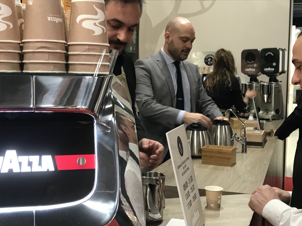 soc_rep's tweet photo. Anche quest’anno @Lavazza è presente a @identitagolose, e ha portato in scena la sua monorogine: “Kafa”. Tra poco l’intervista di @marycallipo1 a Fabio Sipione. #IGmi18 #socialreporters https://t.co/ZSQCbPTWIG