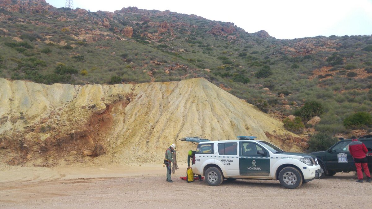 zoidoJI's tweet photo. Se amplía el radio de búsqueda de #GabrielCruz con agentes territoriales, Seprona y Usecic de la @guardiacivil. También se inspecciona la costa con el Servicio Marítimo y GEAS y la sierra con el GREIM. Participan Bomberos, Protección Civil, 112, Policía Local y 500 voluntarios. https://t.co/Es1gAZFwOa
