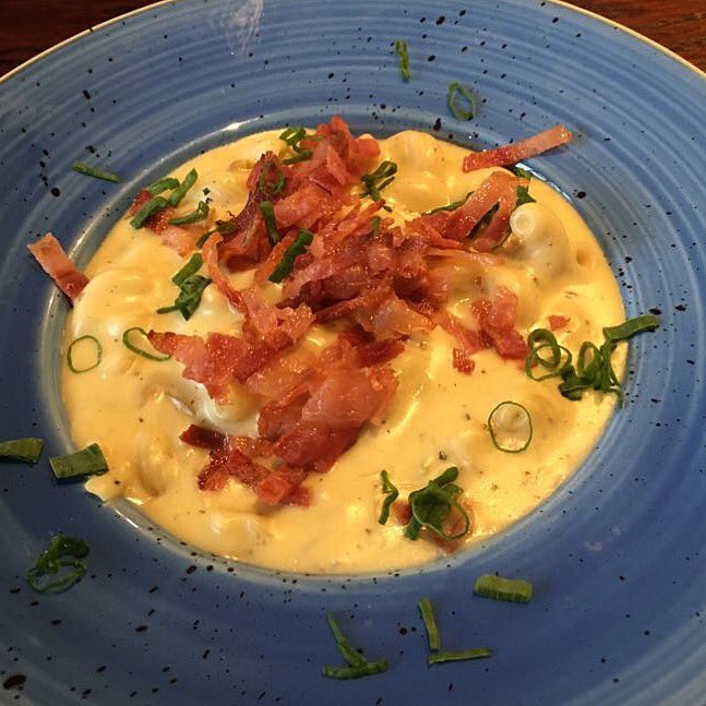 Willis_Cafe's tweet photo. There’s no lunch more comfortingly perfect on a winters day than mac and cheese.  We make ours to our cidery Somerset rarebit recipe and top it with crispy bacon. https://t.co/P1EMKEuoIV