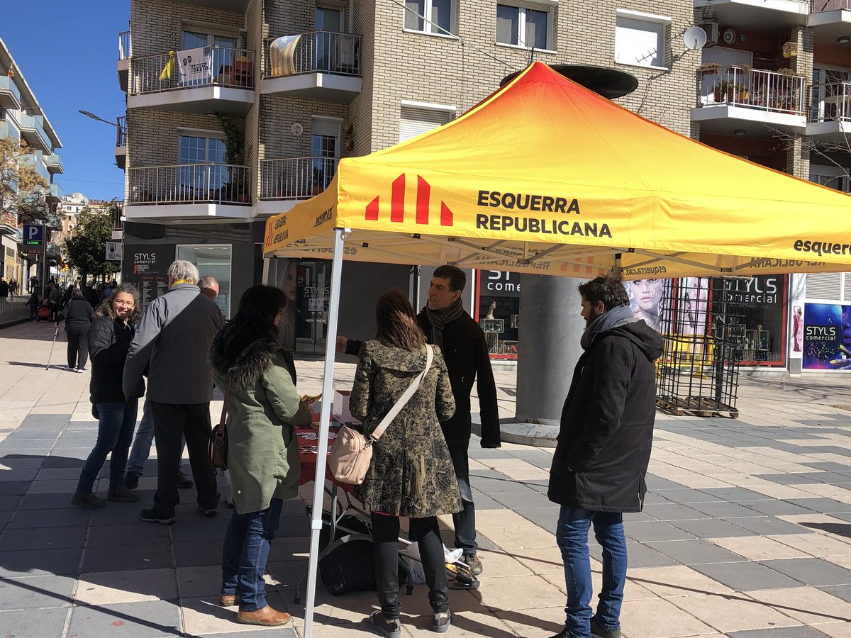 ERC_IGUALADA's tweet photo. Des d’ @ERC_IGUALADA demanem #FreeJunqueras i #LlibertatPresosPolítics amb parada a #CalFont #macroparades @Esquerra_ERC https://t.co/cwylcJ4yod