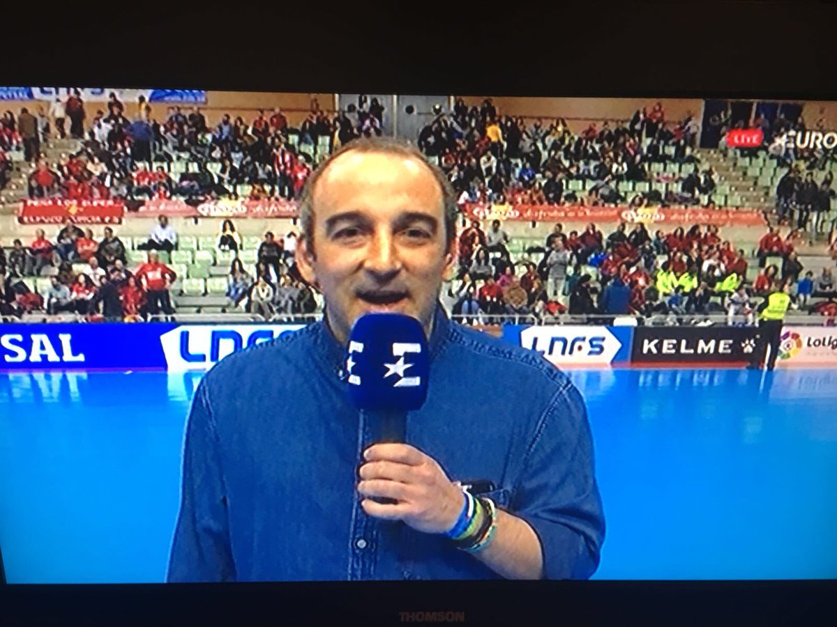 PipeOlimpico's tweet photo. #FUTSAL
Disfrutando en primera persona de este gran espectáculo en @ElPozoMurcia_FS vs @peniscolafs.
Gracias @miguelangmendez por la oportunidad...¡absorbiendo cual esponja! ¡Y viendo unos cuantos amigos como @CarmenRiansares o @gerebito! @Eurosport_ES
#SinPararDeAprender https://t.co/LebQsn0YiP