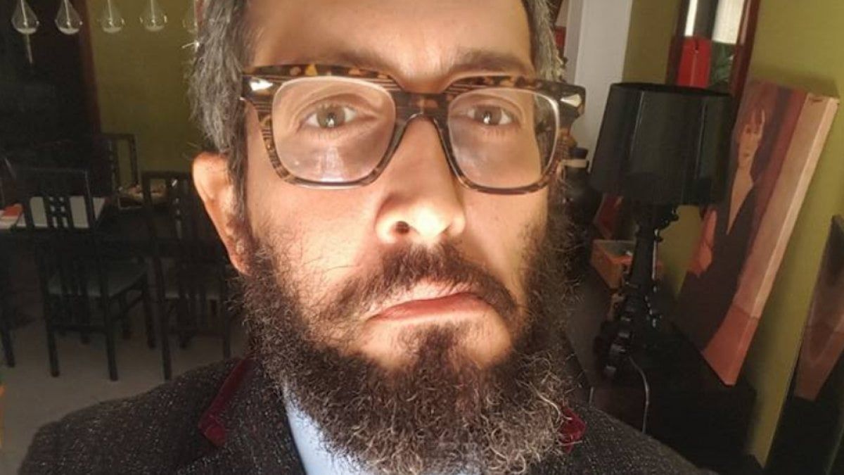 InMyHuOpinion's tweet photo. RT @annuncy_it: Il re delle #fakenews in cattedra alla #Sapienza. Ex operaio, titolo di studio terza media, le #bufale ("ma in realtà sono #hoax, #beffe") si racconta agli #studenti. #ErmesMaiolica #ValentinaTosi #quora #universita … https://t.co/8mIi4iodua