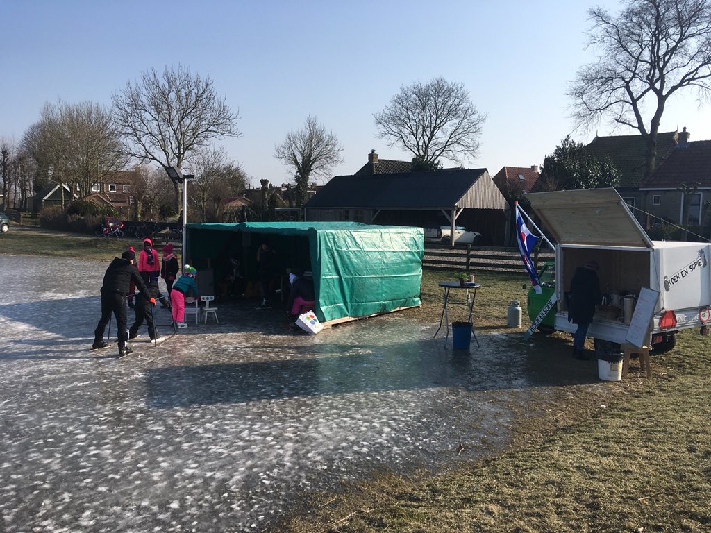 Al gesellich drok foar it Knobbeljen op ‘e iisbaan yn Rien! Kom gau, meidwaan kin noch krekt!