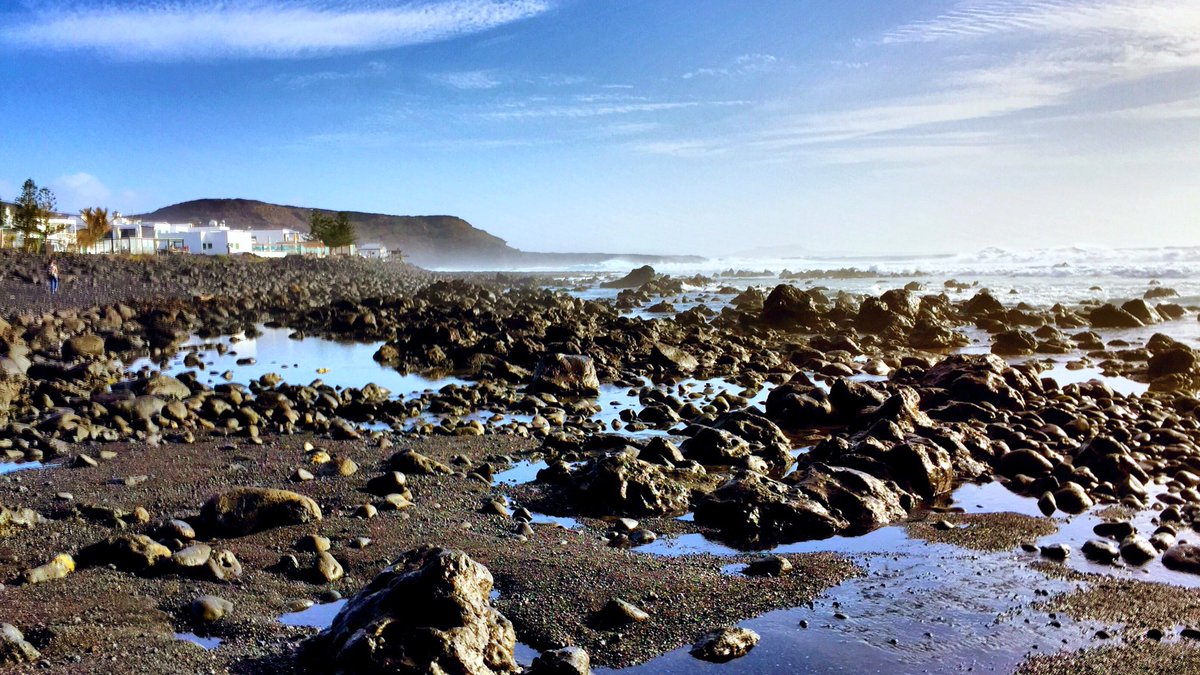 🇪🇸 

The tiny village of El Golfo and its rocky beach. 

I took this picture two days ago, at one of the few warm spots in Europe where many experienced an extreme cold and snowy week. 

#travel #Spain #climate #weather #beach #Lanzarote #photography