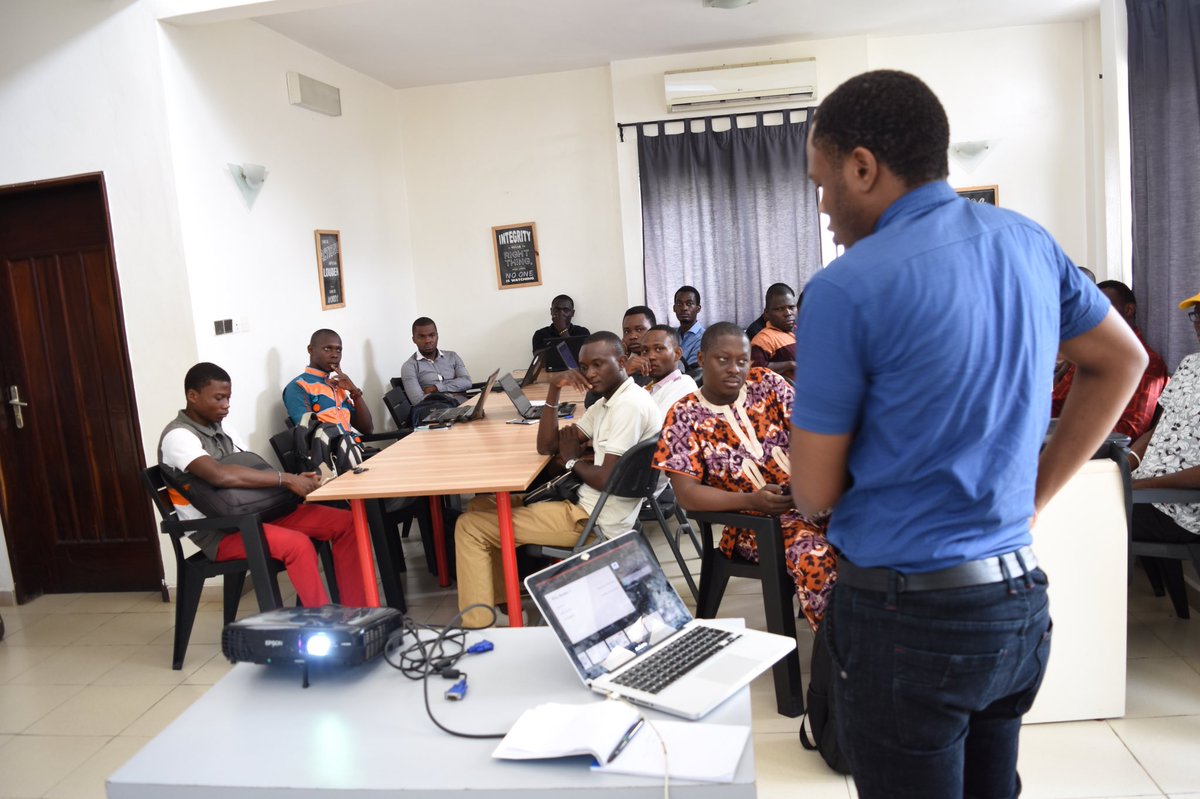 EtriLabsCotonou's tweet photo. Séance de Questions-Réponses après la présentation de @Emmanuelhod #Docker #DockerCotonou #EtriLabsSession https://t.co/XXRFQW4N3B