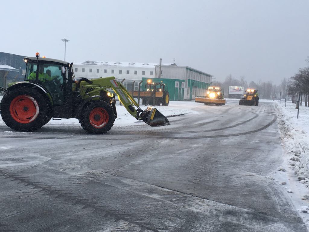 ShannonAirport's tweet photo. Many thanks to our snow and ice crews who have been working around the clock during Storm Emma to ensure safe operating conditions this morning.

#BeastfromtheEast #StormEmma https://t.co/6AFd6hssyr