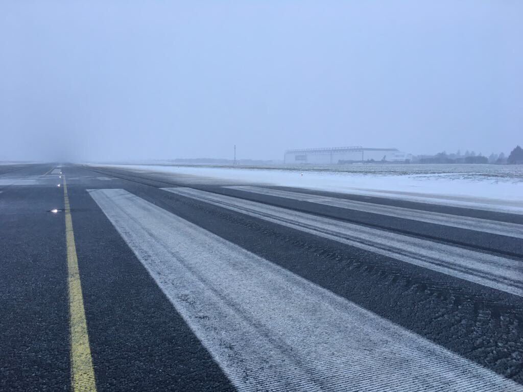 ShannonAirport's tweet photo. Many thanks to our snow and ice crews who have been working around the clock during Storm Emma to ensure safe operating conditions this morning.

#BeastfromtheEast #StormEmma https://t.co/6AFd6hssyr