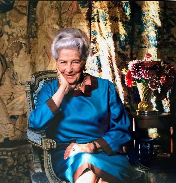 PJ_Auroux's tweet photo. #ViveLeComteDeParis
Madame la Comtesse de Paris, née SAR la Princesse Isabelle d’Orléans Bragance, dans son appartement Parisien. 

( Merci à Véronique Beaumel pour le partage) https://t.co/XTjXOI1i7w