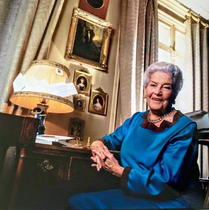 PJ_Auroux's tweet photo. #ViveLeComteDeParis
Madame la Comtesse de Paris, née SAR la Princesse Isabelle d’Orléans Bragance, dans son appartement Parisien. 

( Merci à Véronique Beaumel pour le partage) https://t.co/XTjXOI1i7w
