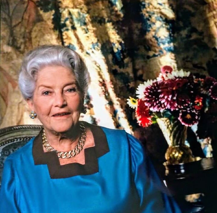 PJ_Auroux's tweet photo. #ViveLeComteDeParis
Madame la Comtesse de Paris, née SAR la Princesse Isabelle d’Orléans Bragance, dans son appartement Parisien. 

( Merci à Véronique Beaumel pour le partage) https://t.co/XTjXOI1i7w
