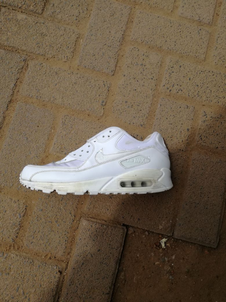 SprayMyShandis's tweet photo. #SprayMyShandis if you don't like your old sneakers contact us 0848573583 we will put sauce to it 🔥 if you love colors or one color 😇💦 https://t.co/NjM9msmJqG