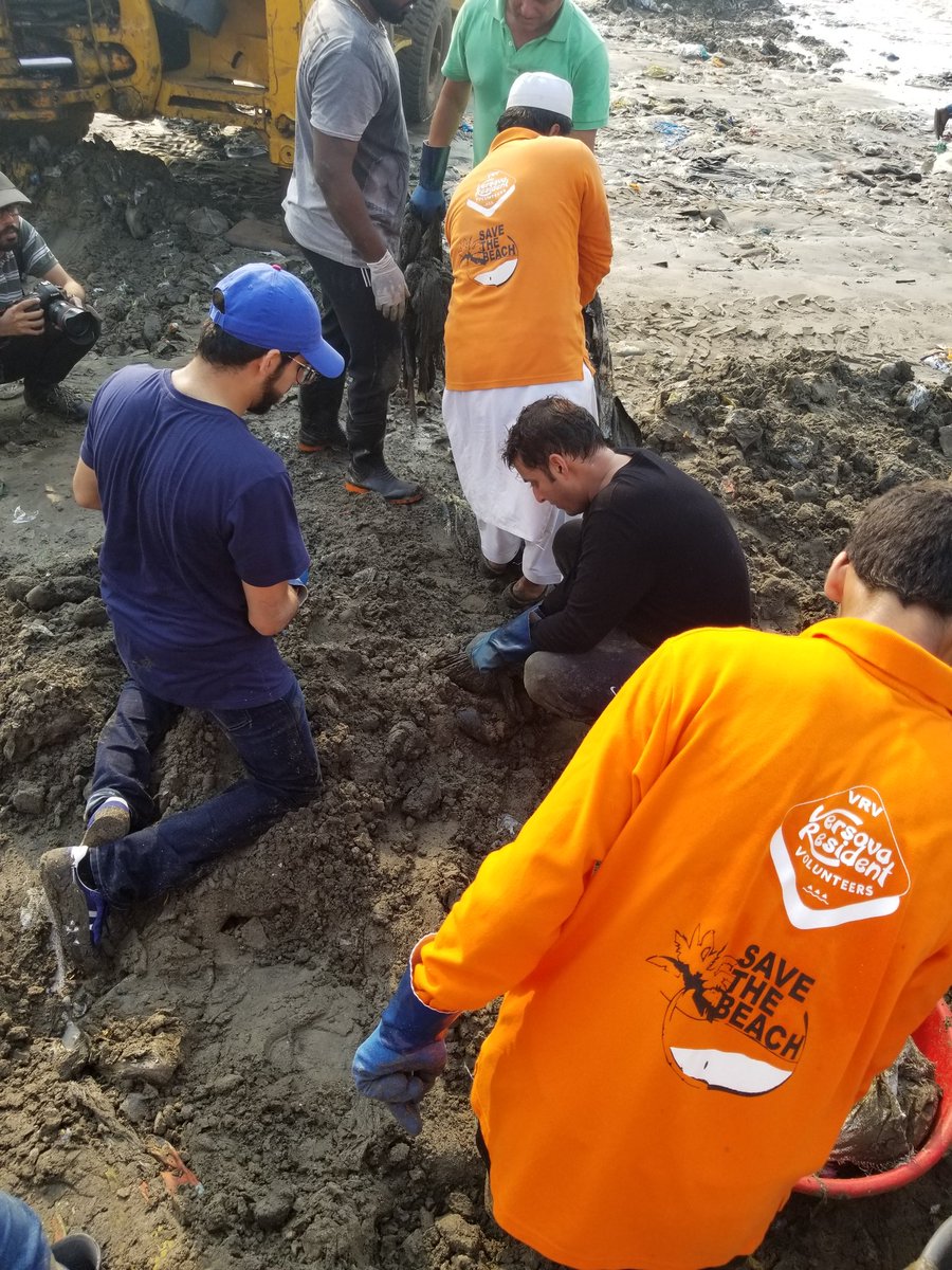 ashish_sena's tweet image. आज सकाळी शिवसेना नेते,युवासेना प्रमुख मा.श्री. @AUThackeray जी यांनी @AfrozShah1 यांच्या सोबत वर्सोवा बीच वर साफ सफाई केली. #VersovaBeach