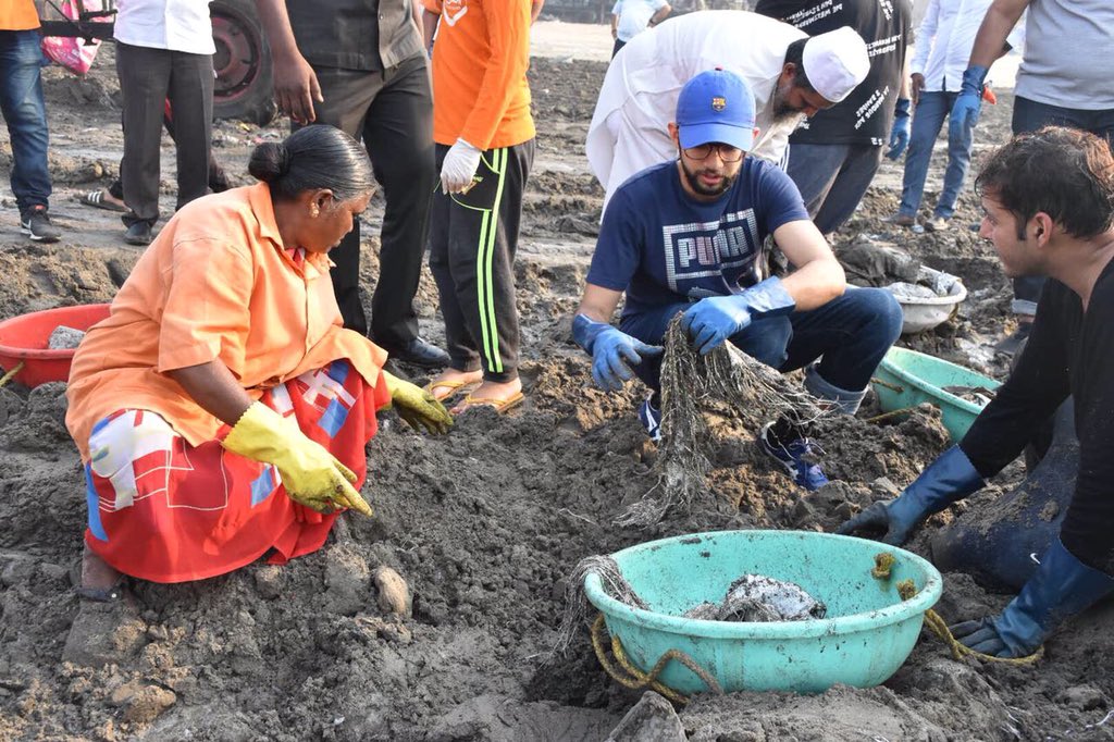 ashish_sena's tweet image. आज सकाळी शिवसेना नेते,युवासेना प्रमुख मा.श्री. @AUThackeray जी यांनी @AfrozShah1 यांच्या सोबत वर्सोवा बीच वर साफ सफाई केली. #VersovaBeach