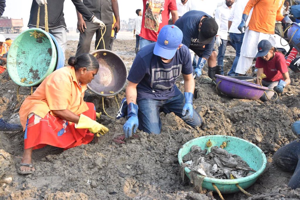 ashish_sena's tweet image. आज सकाळी शिवसेना नेते,युवासेना प्रमुख मा.श्री. @AUThackeray जी यांनी @AfrozShah1 यांच्या सोबत वर्सोवा बीच वर साफ सफाई केली. #VersovaBeach