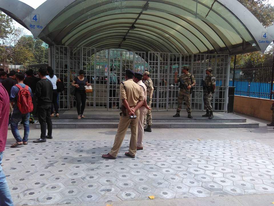 imaverick17's tweet photo. Forcefully sare metro gates bandh kar diya ha. Public toilet bhi bandh.  Shame on government.
#sscexamfixing #sscscam_protest_CGO_Complex https://t.co/GMa6QaGmG8