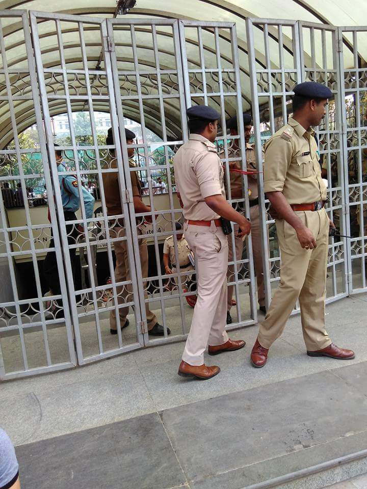 imaverick17's tweet photo. Forcefully sare metro gates bandh kar diya ha. Public toilet bhi bandh.  Shame on government.
#sscexamfixing #sscscam_protest_CGO_Complex https://t.co/GMa6QaGmG8