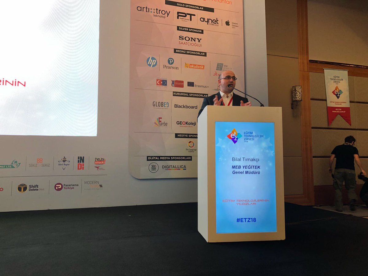 EdTechSummit's tweet photo. #ETZ18 Bilal Tırnakçı “Öğretmenlerimizin çocuklara hayal kurmalarını öğretmelerini istiyoruz” https://t.co/rIYTonSJRu