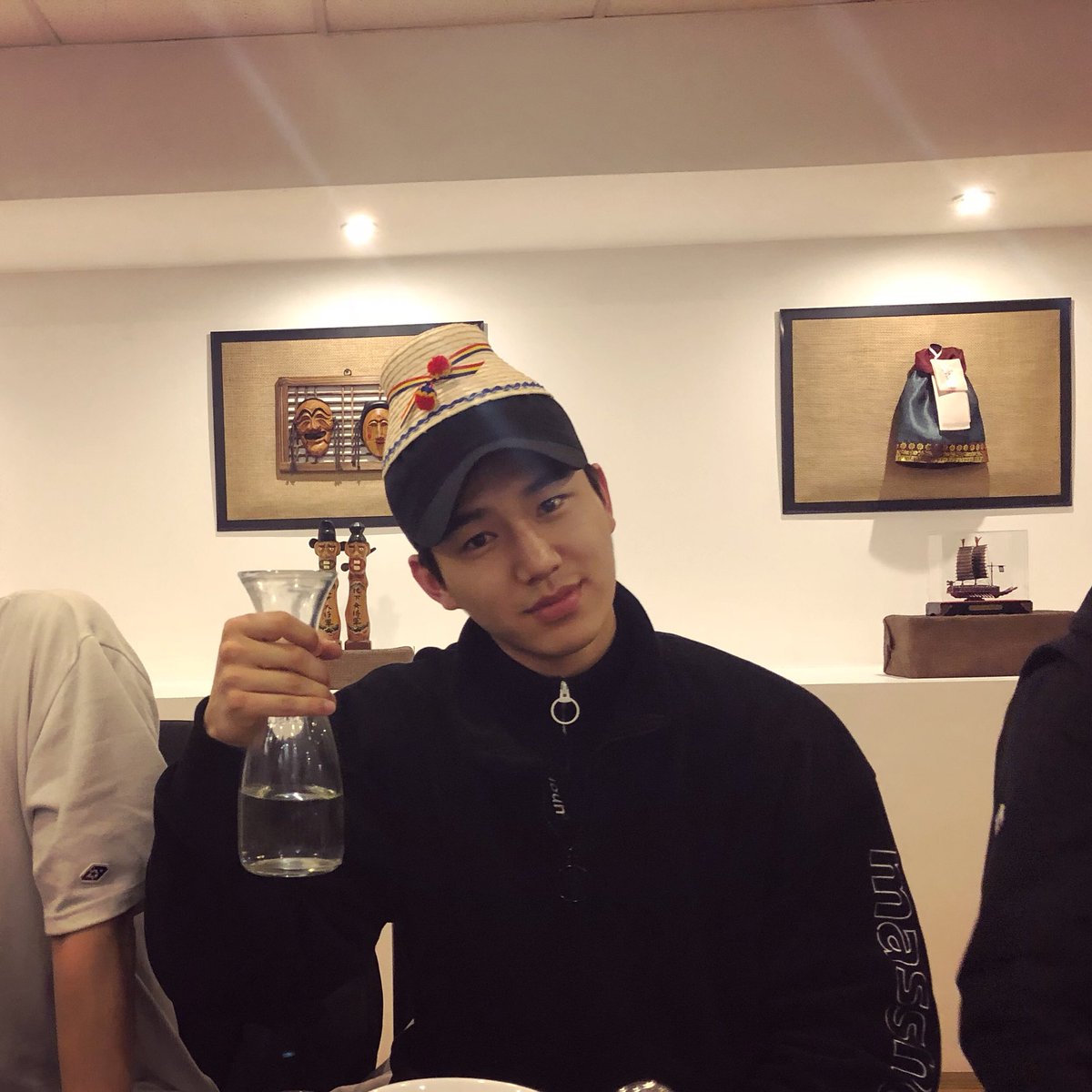 [ㅈㅇㅎ] 이거 마시면 나랑 사귀는거다?