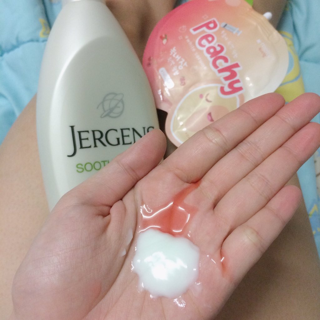 aispdiary's tweet image. มาอัพเดตครีมทาผิวก่อนนอน😴 ถ่ายไว้ตั้งแต่เมื่อคืน แต่ง่วง ทา 1+2 ผสมกันแล้วทา ในค.เป็นจริงคือบีบลงบนขาแล้วค่อยทา/ผ่านไป5นาที/ทาตัวที่3/ส่วนใหญ่เราเน้นค.ชุ่มชื้น เพราะนอนห้องแอร์ ถ้าช่วงไหนนอนพัดลมก็ไม่ขนาดนี้ มี2ที่ช่วยเรื่องค.ใส ไม่กัดผิว ไม่ทำให้ผิวบาง #ไว้รีวิวห้ามขายของโว้ยย