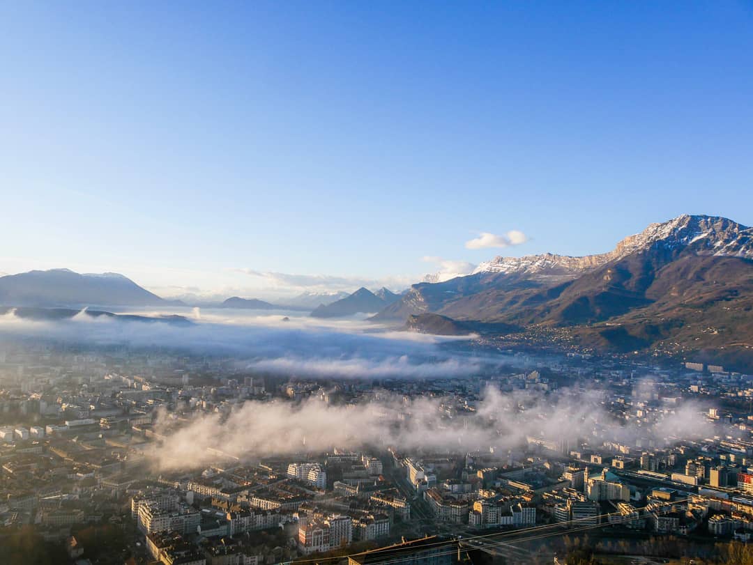 tas2cailloux's tweet photo. Nous recherchons désespérément ce temps. Si vous l'avez vu veuillez contacter les autorités  compétentes 😔

#grenoble #meteo #soleil #avisderecherche #mauvais https://t.co/Ai3zZg8Rdm