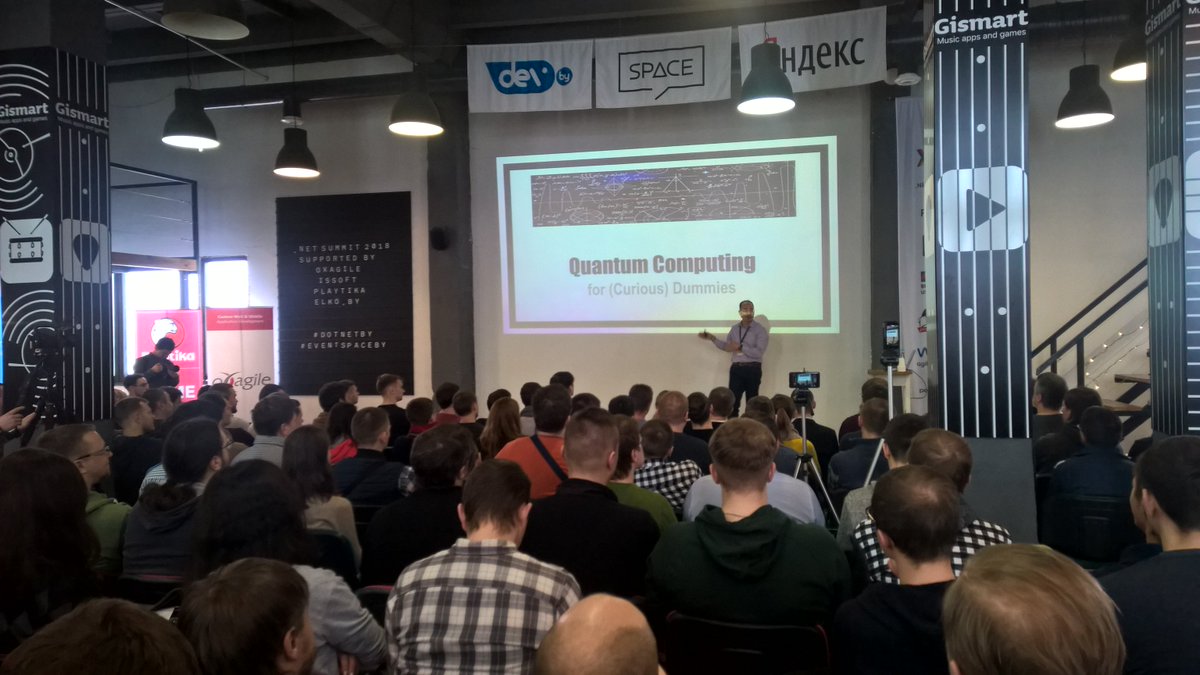 violettape's tweet image. @despos on stage trying to describe quantum computing for dummies like me on #dotnetby