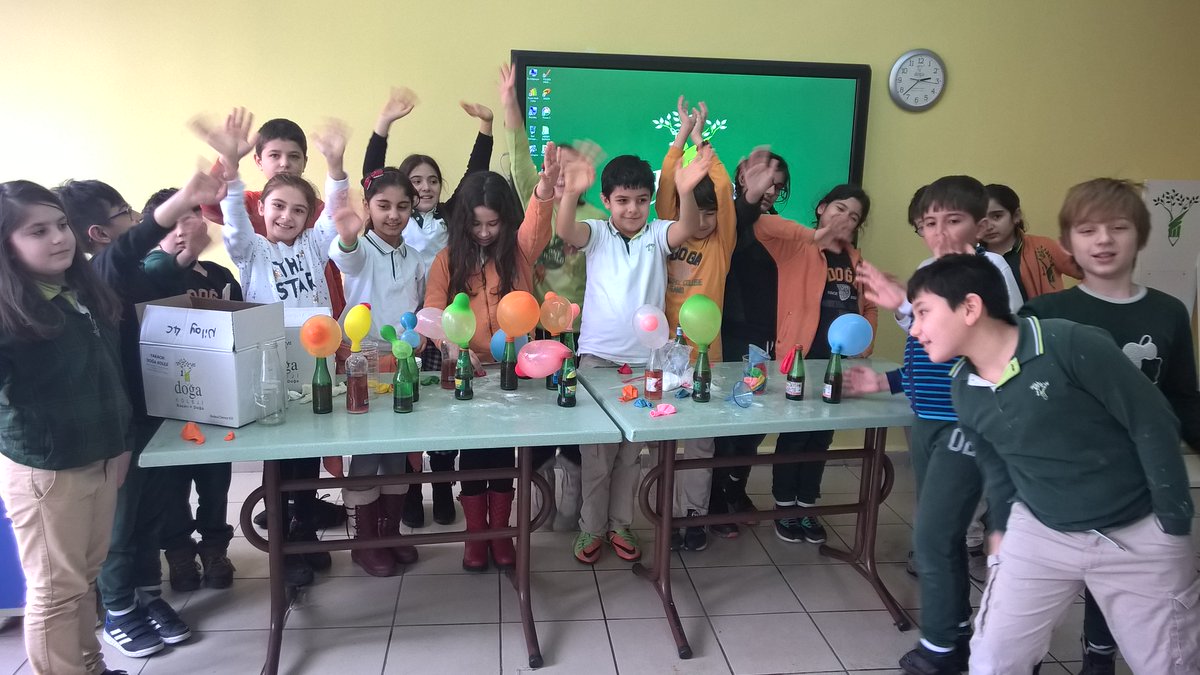 Yakacık Doğa Kampüsü 4 A sınıfı olarak sirke suyu ve karbonatla balon şişirme deneyini yaptık ve balonlarımızı şişirdik.