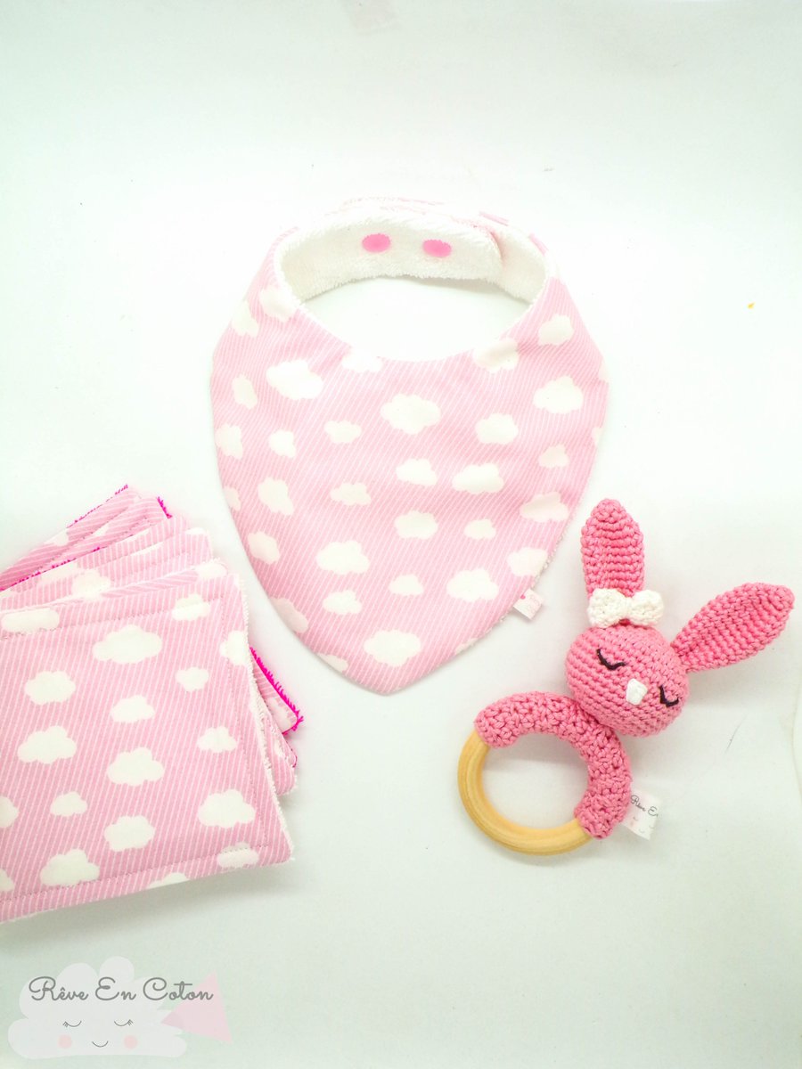 Reve_En_Coton's tweet photo. Un petit essentiel Bébé girly ✨
Aux tons rose 🌸
#ugm #ungrandmarché #bavoir #bavoirbebe #bavoirbandana #lingette #lingetteslavables #hochet #hochetbebe #faitmains #madeinfrance #mompreneuse #creatrice #crochet https://t.co/w8YtK9tjvB