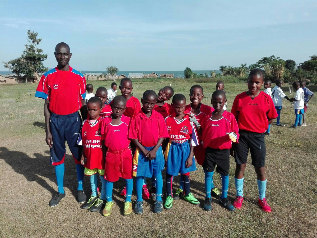 WORLDPROJECTONG's tweet photo. Agradecemos al CD Longueras y a los trabajadores y amigos de la Fulp las donaciones de material deportivo. Después de la pachanga, el resultado fue 7-5 para el equipo rojo pero la revancha la echaremos mañana #deporteenzinga #proyectouganda https://t.co/56E9QIo4gP