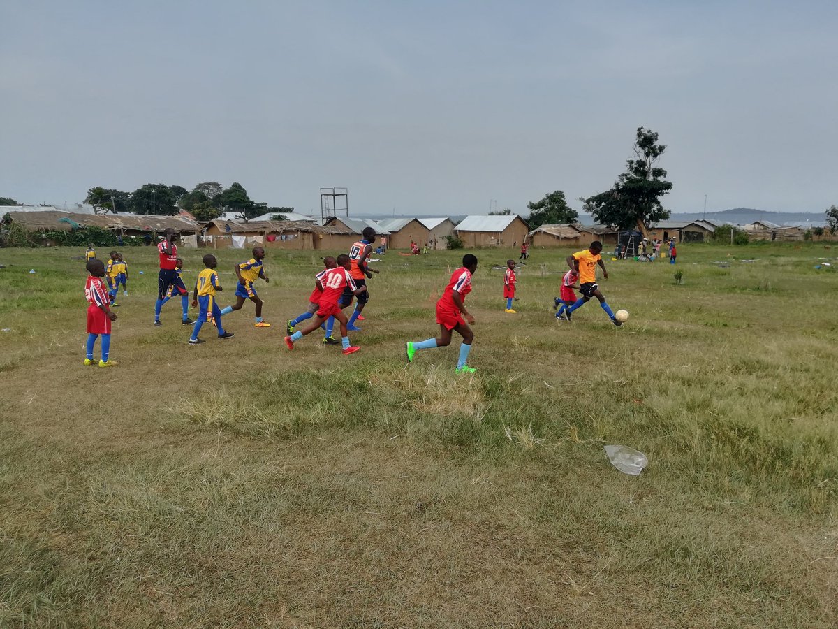 WORLDPROJECTONG's tweet photo. Agradecemos al CD Longueras y a los trabajadores y amigos de la Fulp las donaciones de material deportivo. Después de la pachanga, el resultado fue 7-5 para el equipo rojo pero la revancha la echaremos mañana #deporteenzinga #proyectouganda https://t.co/56E9QIo4gP