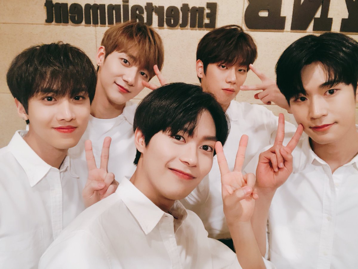KNKOfficial220's tweet photo. [크나큰] 저희 크나큰의 2주년 축하해주셔서 감사해요 팅커벨 사랑합니다 #크나큰 #KNK #2주년 #팅커벨 https://t.co/LSNKMdeJvr