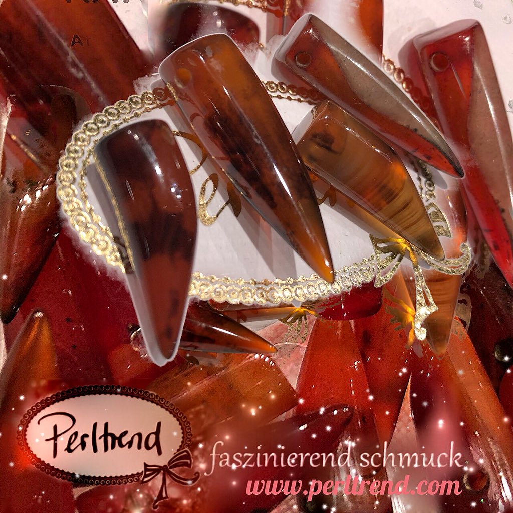 Perltrend's tweet photo. #Edelstein #Karneol
#Anhänger #Chili #Horn 🌶
#Trendfarbe #Frühjahr #2018 #Chilioil #perltrend #luzern #schweiz #schmuck #jewellery #jewelry #gemstones #red #edelsteine #design #style #fashion #fashionista #fashionblogger #anhänger #pendant #glücksbringer #goodluck #goodvibes https://t.co/t8vnYBcakZ