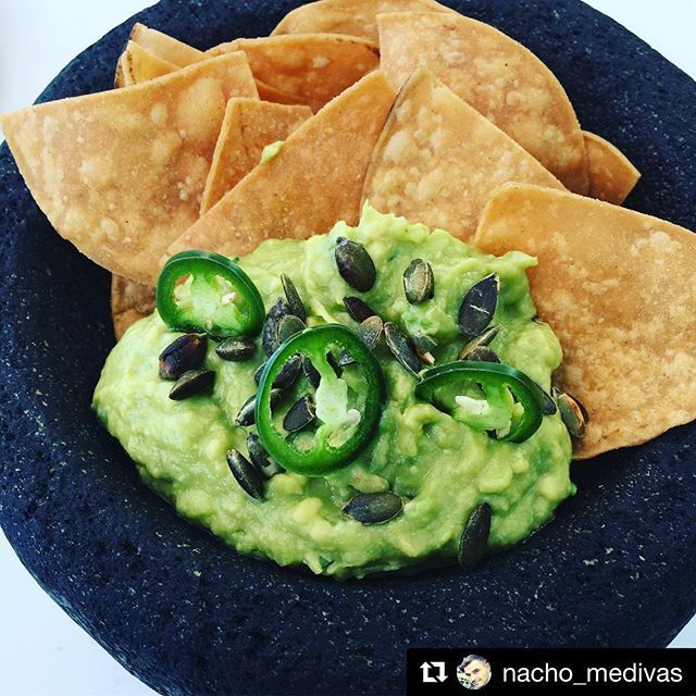 MartinEccius's tweet image. RT SalonCascabel #Repost nacho_medivas ・・・
¿Os apetece un poco de #guacamole? El de saloncascabel con #totopos caseros de maíz está de vicio! Cuentan que un truco para saber si están hechos en casa es un color más apagado y homogéneo y con burbujas! …