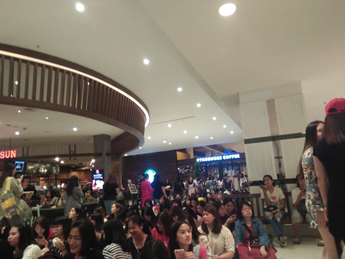 Nboonreang's tweet photo. @_khunwan มีค่า ย้ายมานั่งตรงที่ค่อแถวโฟโต้กรุ๊ปแล้วค่ะ https://t.co/nej23cd8s7